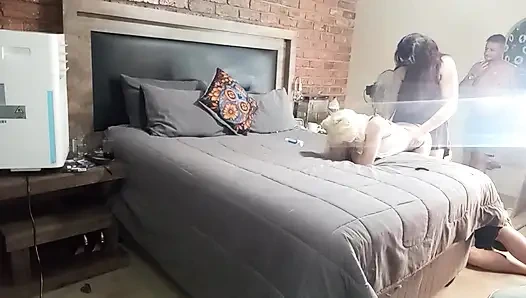 Cewek-cewek yang terlalu lapar dan dua pria tua yang terangsang