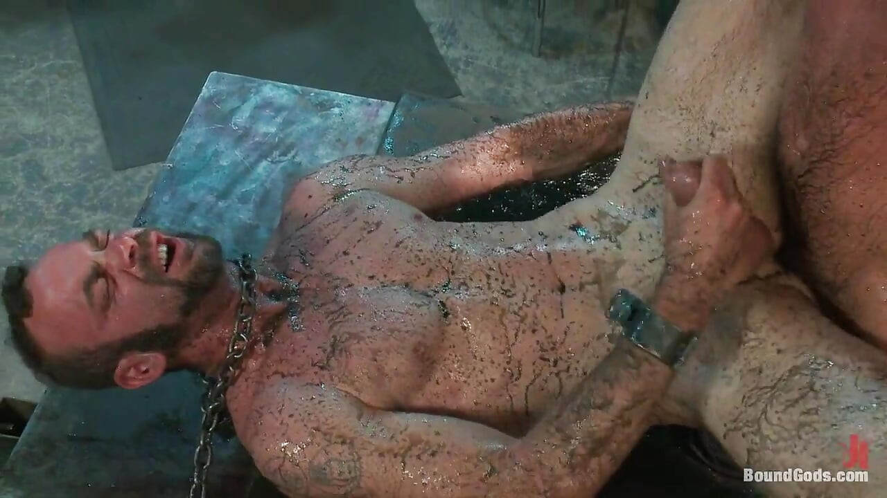 Kongkek perhambaan minyak motor di kedai logam