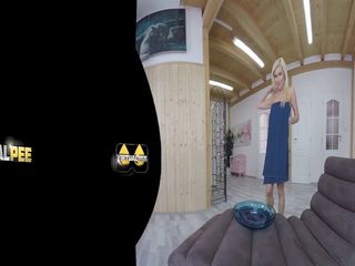 Блондинка-милфа покрывается мочой - VR видео