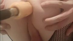 Skinnysklave femboy geniet van anale machine