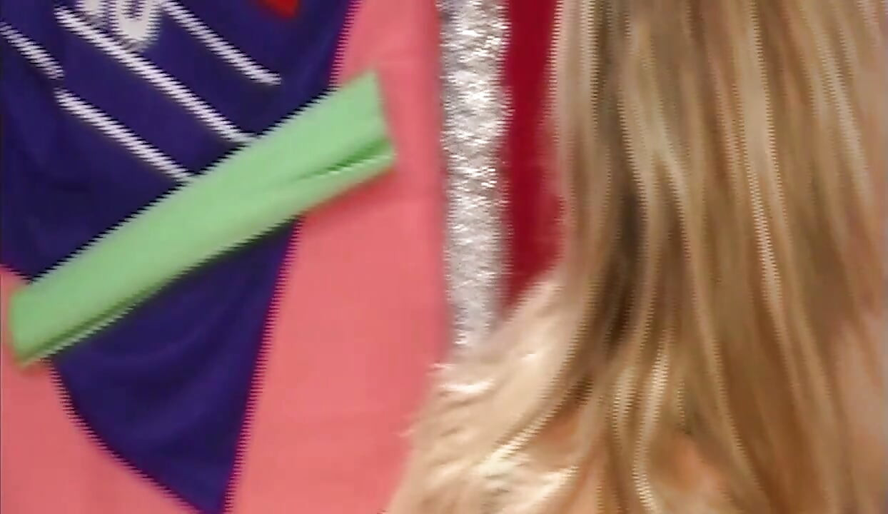 Sarışın büyük memeli bebeği büyük dildoyla sikiyor