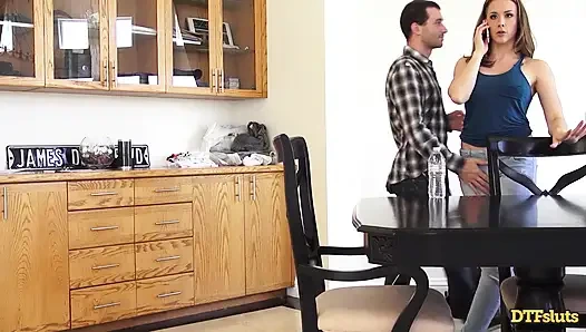 Chanel preston bekommt einen unerwarteten telefonfick - grober küchenfick von james deen