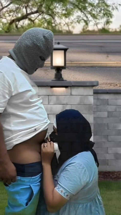 Istri muslim berhijab yang tukang selingkuh pamer memek di depan umum dan nyepong kontol orang asing demi uang viral di jakarta | Clip 2