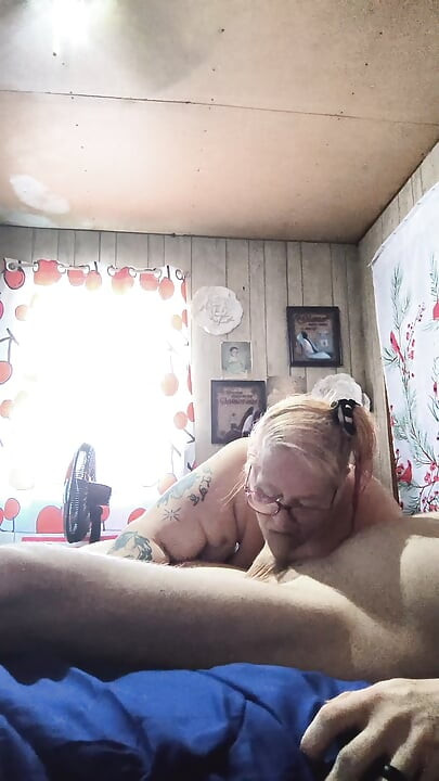 그녀와 떨어져. 다른 자지와 보지를 사랑하는 연인