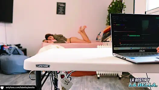 Erkek arkadaşımla iş yerinde masada sert seks yapıyor göt deliğimi parçalıyor ve üzerime boşalıyor