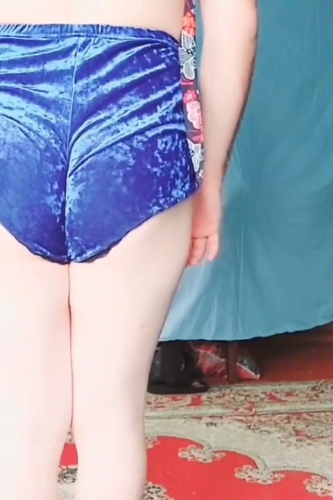 Vrući transvestit s velikom guzom sam kod kuće pleše pred kamerom