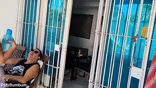 Jaguar'ın arkadaşı benim spor salonuna gitmemi bekliyor ve poposunu ve vajinasını kocama verdi