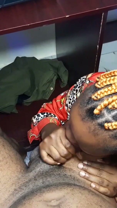 OMG！なんてデカチンポ！Ladygold Africaがナイジェリアのポルノ動画を編集しながらKrissyjohの巨根を犯される | クリップ2