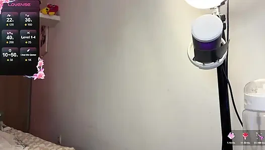 AKU BERDIRI DENGAN KANKER DAN MENUNJUKKAN PANTATKU YANG ELASTIS