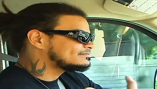 Güzel neşeli kız amını büyük bir yarakla sikiyor