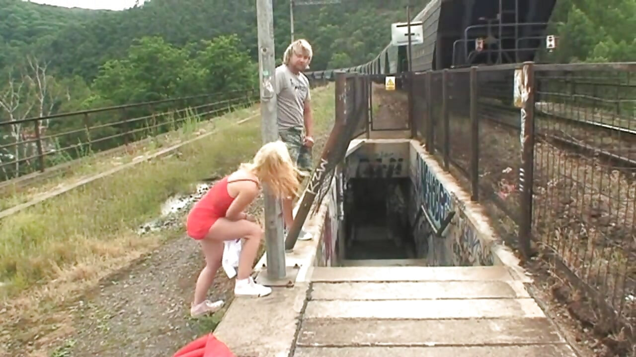 شقراء ساخنة بالكاد مارس الجنس في الهواء الطلق!