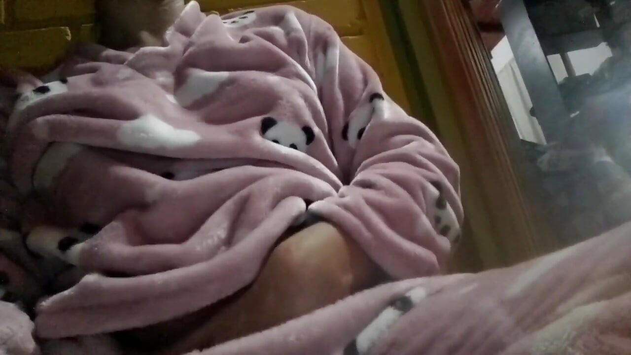 載入影片 年輕處女自慰，偷偷把濕漉漉的屄放在陽臺上