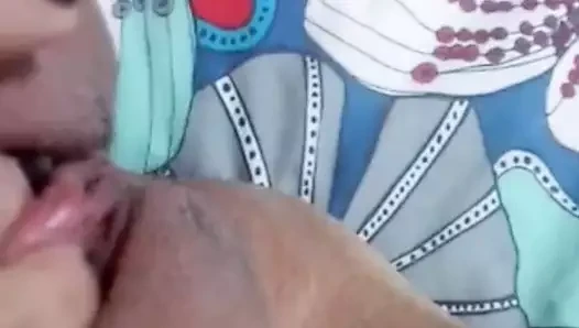 Amaterski par masturbira lizanje pičke i jebanje