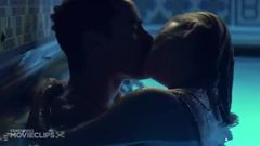 Casais indianos na piscina se beijando no vídeo