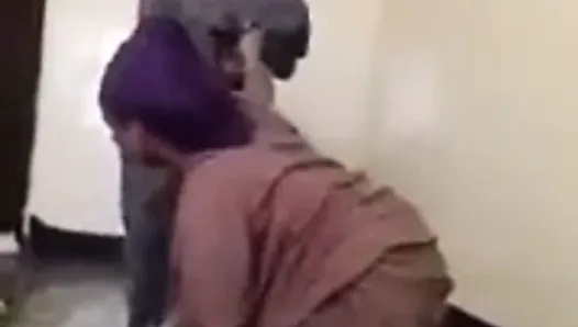 Сомалийские лесбиянки трогают сиськи друг друга