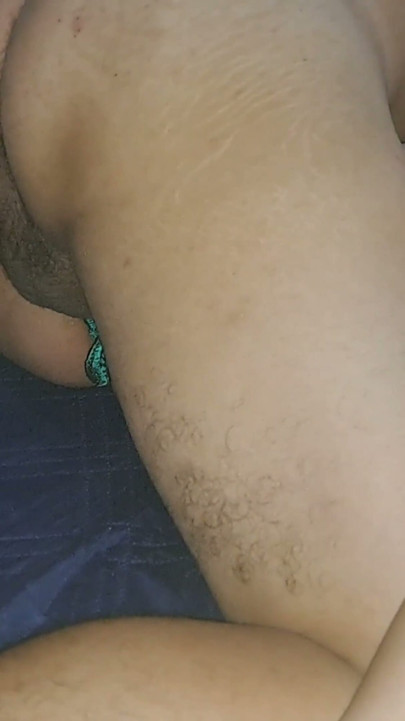 Xxx 印度 - 鄰居鑽進我床上，我摸她的小穴 | 片段 1