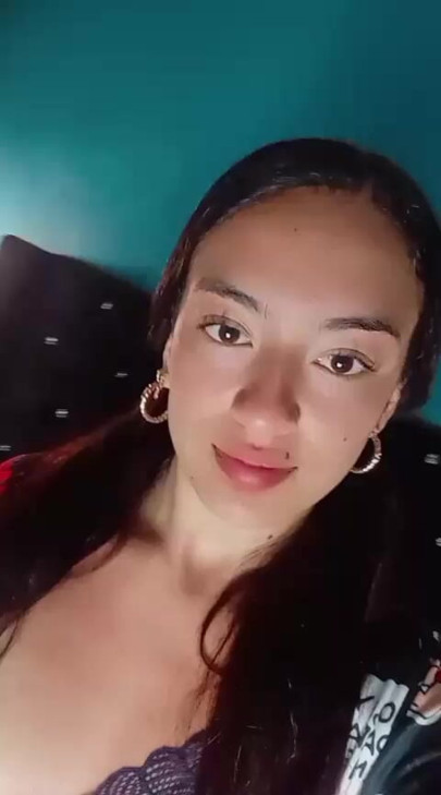 Minik göğüslerimi em