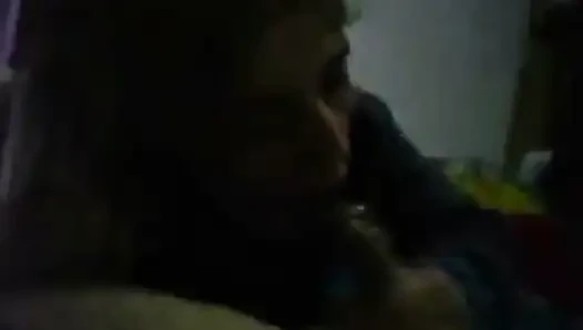 Istri pirang lucu terangsang mengisap kontol dan menerima air mani di mulut
