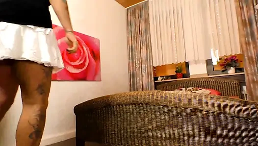 Tätowierte blonde milf mit dicken möpsen im schlafzimmer