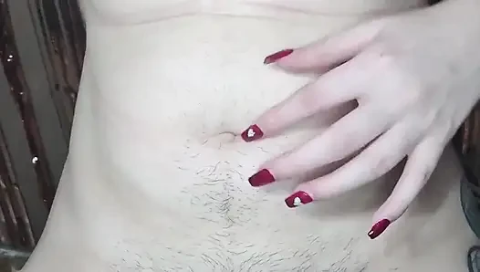 Aku lagi asik muasin berbuluku pakai belly button