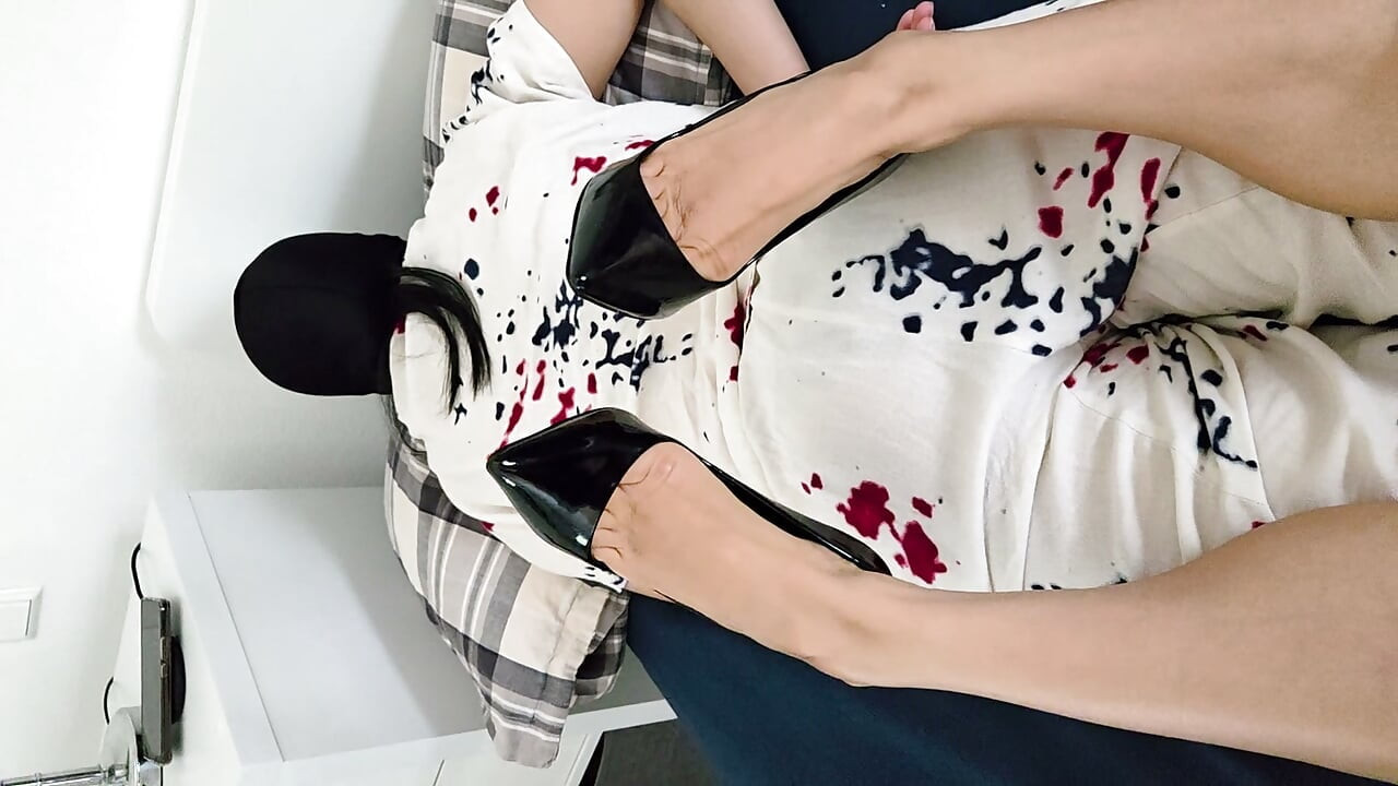 Heels Steve Madden ukuran 36 miliknya sungguh tak tertahankan.