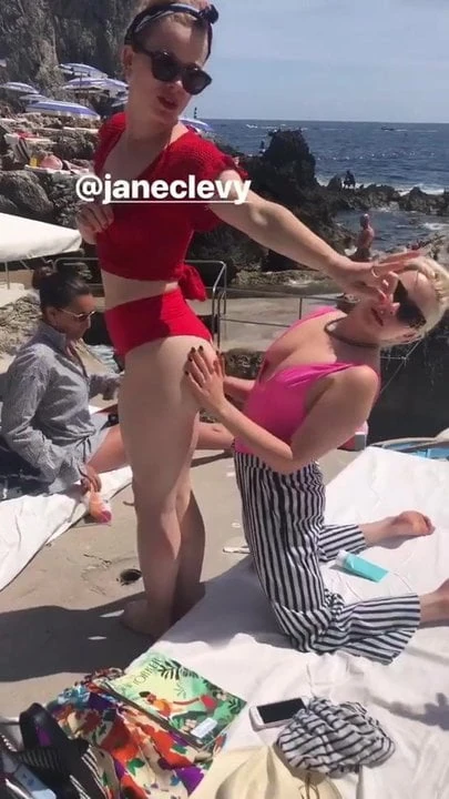 Mae Whitman потирает жопу Jane Levy