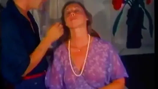 Lustvolle MILF mit heißem körper schluckt und streichelt fetten schwanz auf Der Couch