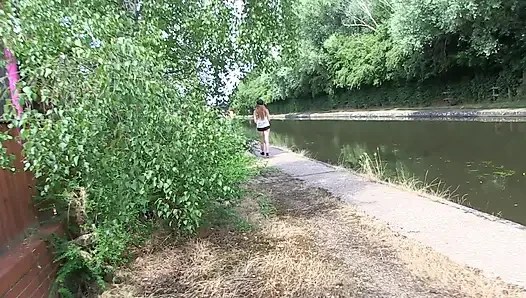Samatha Bentley pisst im freien