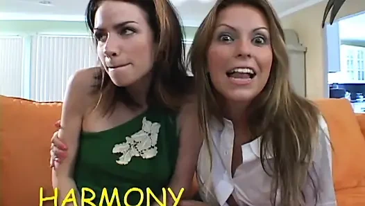 Zwei verrückte geile MILF werden von einem großen schwanz gefickt