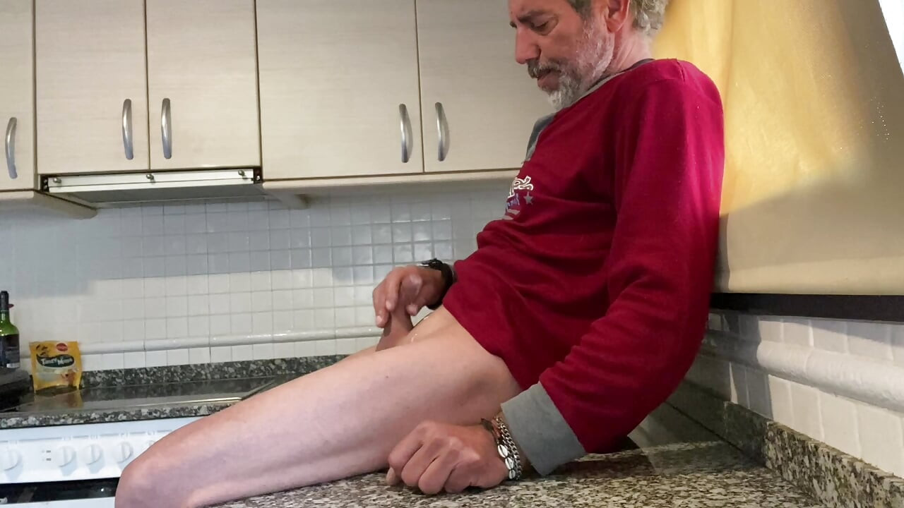 ACCIDENTAL SEX MORNING IN THE KITCHEN - BREAKFAST BLOWJOB AND PUSSY EATING
