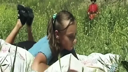 Olgun esmer orta yaşlı seksi kadın açık havada yarak emiyor ve biniyor