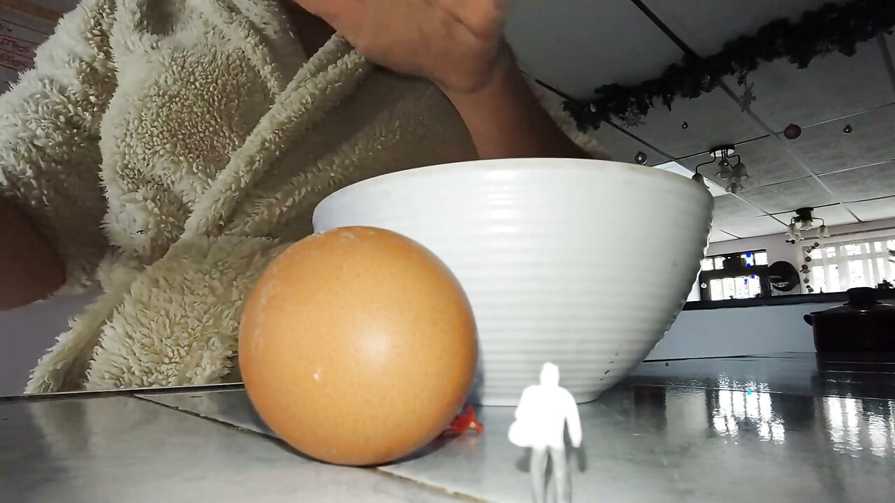Pequeños hombres bajo en gigante todo el día
