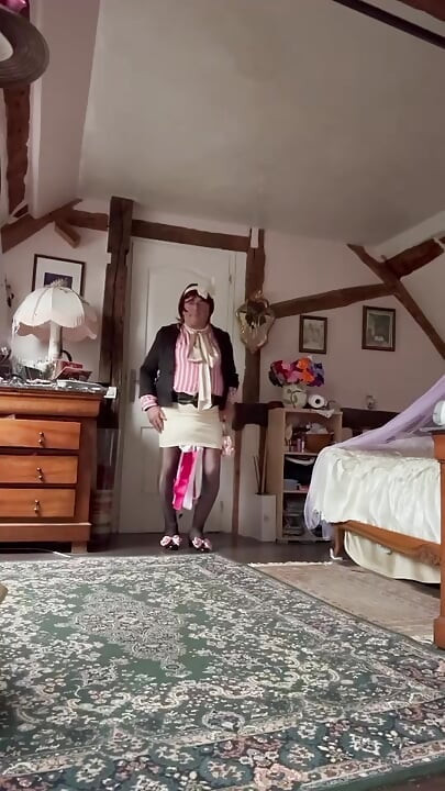 U outfitu s kratkom suknjicom i novom bluzom za večernji izlazak.