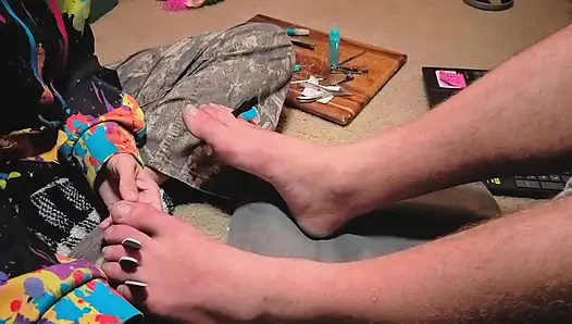 Melody Gibt Ihrem Meister Eine Pediküre