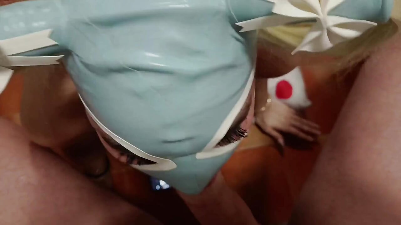 MILF con coletas rubias y tetas perfectas POV felación con semen en la boca
