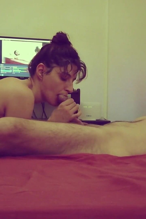 É um boquete perfeito, primeira coisa de manhã