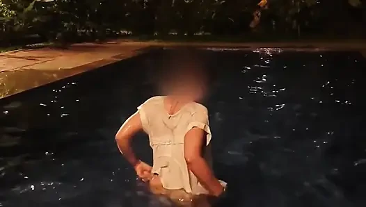 Istri bahenol ini rela ngentot di kolam renang malam-malam!