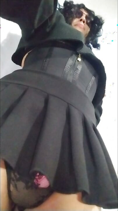 Femboy mini szoknyában