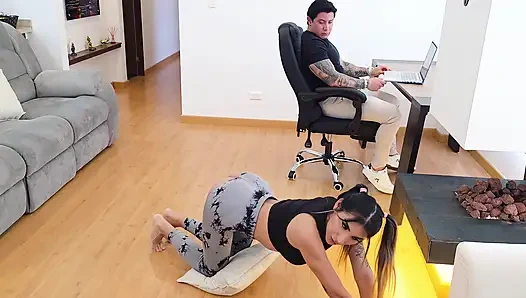 - Тебе нравится моя задница, отчим? Он не удержался от моей мокрой киски, разливающейся из моих штанов