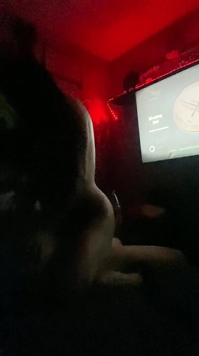 Вставаю в комнату, без цензуры, потому что темно