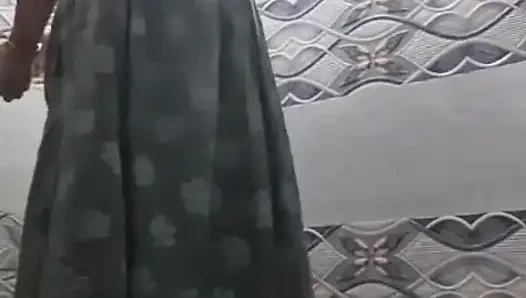 Desi bhabhi bathroom me naha rahi h...