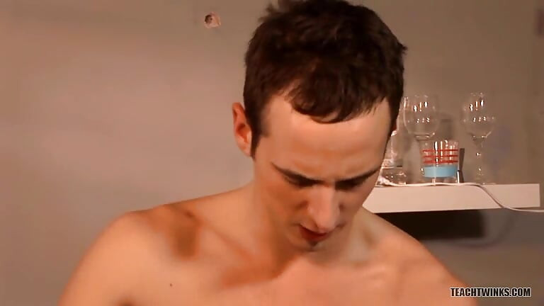Hetero Billy Rubens odvučen da se pridruži nekom trojcu Kink