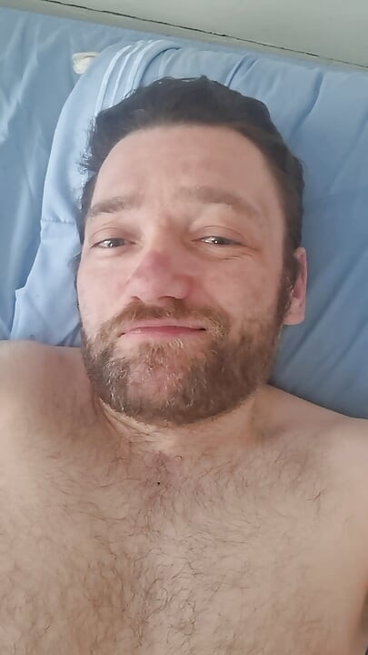 FAN EXTRA: Morning wank in bed, some close-ups, cumshot