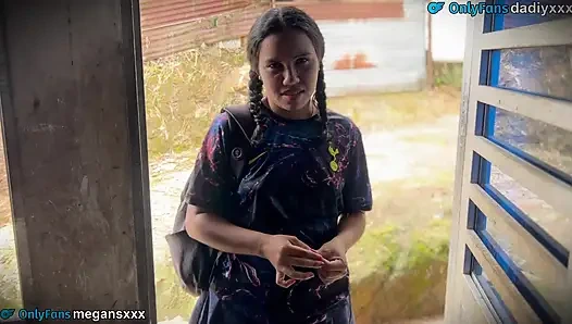 Götlü köylü kadın iş aramak için evime geliyor.