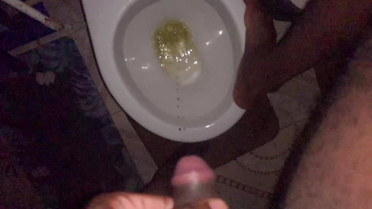 在廁所裡撒尿，絕望的男人