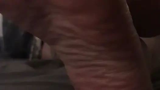 Üvey anne şanslı üvey oğlunun diz çöküp müstehcen yumuşak buruşuk tabanlarına tapmalarına izin veriyor