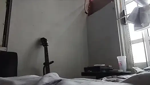Temizlikçi kadın bana yatak odamı temizleyen bir video gönderiyor