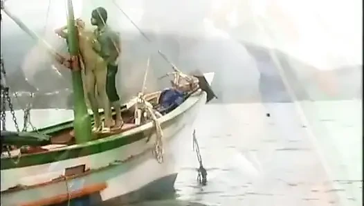 Sea Vixen наклоняется к мачте парусной лодки, чтобы принять хуй