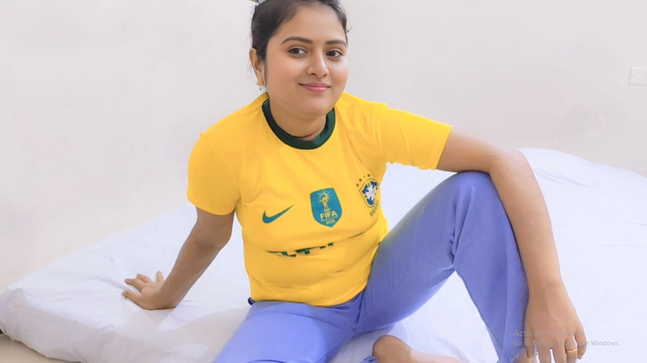 Styvbror knullar sin vackra styvsyster medan han satsar på en fotbollsmatch. (Fullt Bangla-ljud)