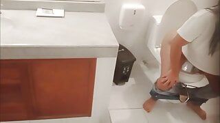 Mijn schoonmoeder neemt zichzelf op in de badkamer van een hotel